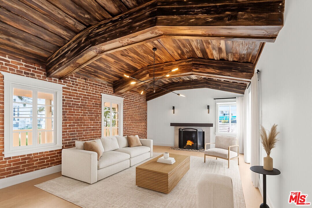 8467 4th St in Los Angeles, CA - Building Photo