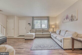 9909 Maidbrook Rd in Parkville, MD - Foto de edificio - Building Photo