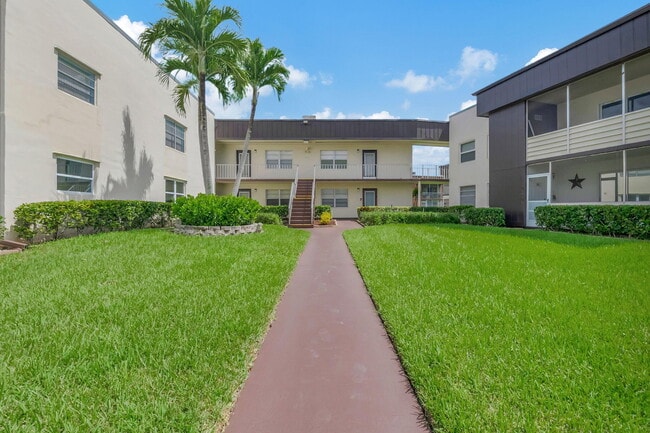 443 Burgundy N in Delray Beach, FL - Building Photo - Building Photo