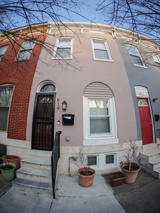 819 N Montford Ave in Baltimore, MD - Foto de edificio