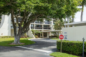 Washington Tower in West Palm Beach, FL - Foto de edificio - Building Photo