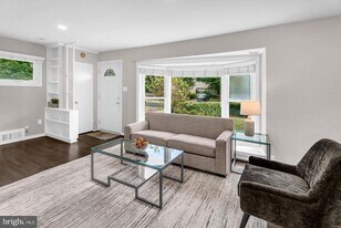 6604 Cavalier Dr in Alexandria, VA - Building Photo