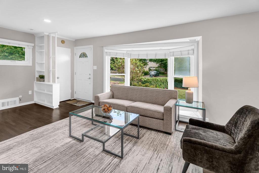 6604 Cavalier Dr in Alexandria, VA - Building Photo