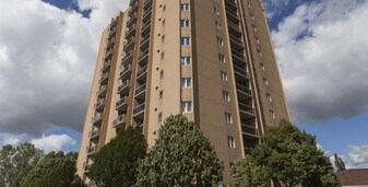 Roseland Place in London, ON - Building Photo