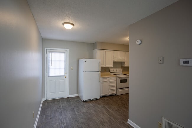 Jackson Manor Apartments in Columbia, TN - Foto de edificio - Interior Photo