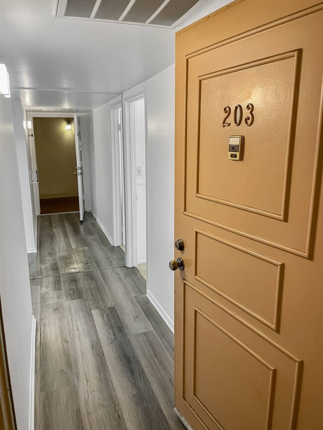 14850 Hesby St, Unit 203 in Sherman Oaks, CA - Building Photo - Building Photo