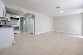 704 Karlov St in Ft. Myers, FL - Foto de edificio - Building Photo