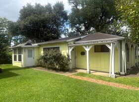 709 1/2-702 W 34th St in Houston, TX - Building Photo
