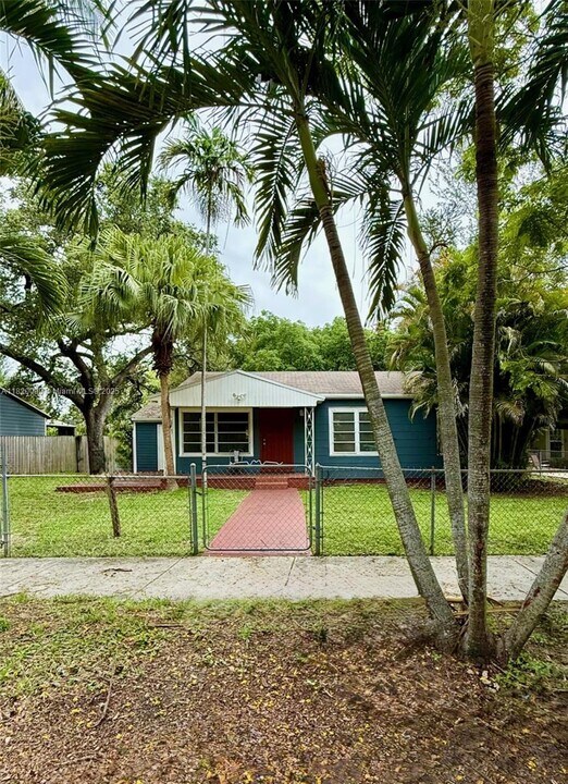 6731 S Waterway Dr in Miami, FL - Building Photo