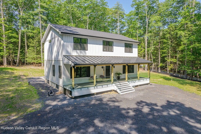32 Maurizi Ln in Woodstock, NY - Building Photo - Building Photo