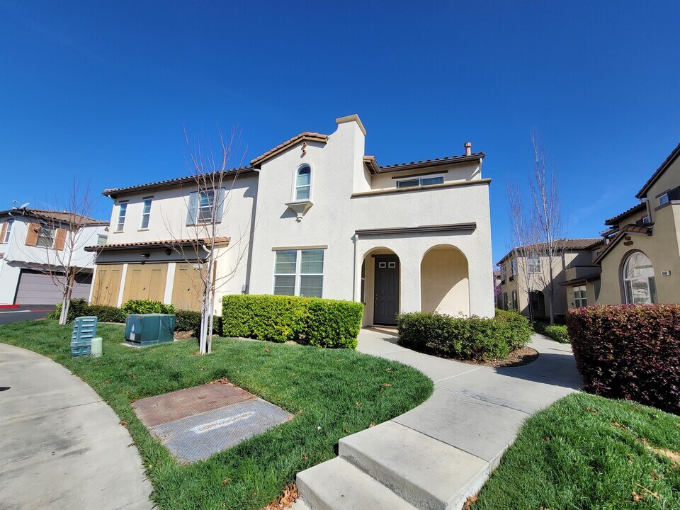 8338 Crystal Walk Cir in Elk Grove, CA - Building Photo