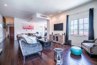 225 S Hamilton Dr in Beverly Hills, CA - Building Photo - Building Photo