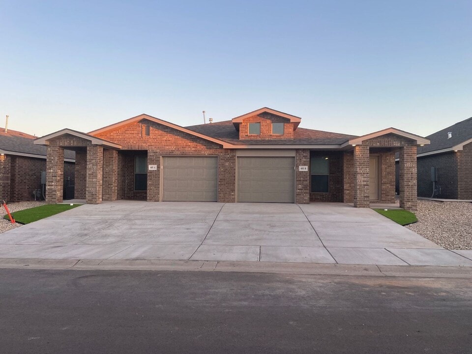 405 E 21st St in Wolfforth, TX - Building Photo