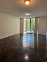 8323 Lake Dr in Doral, FL - Building Photo - Building Photo