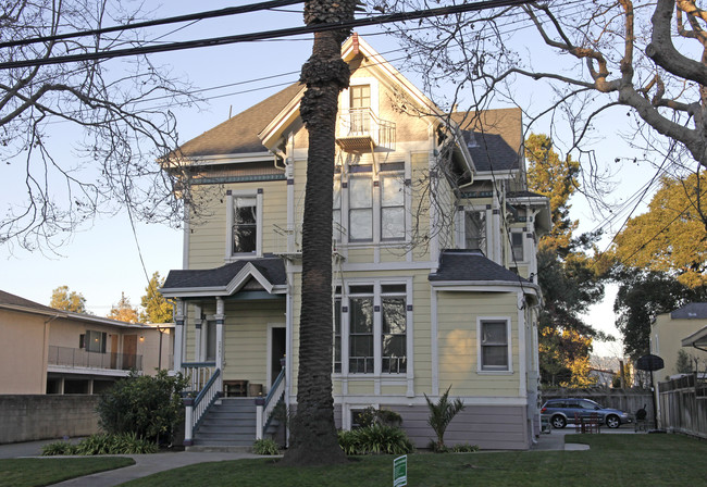 2061 Central Ave in Alameda, CA - Foto de edificio - Building Photo