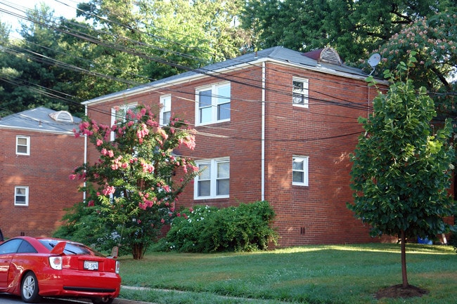 206 Gibson St in Falls Church, VA - Foto de edificio - Building Photo