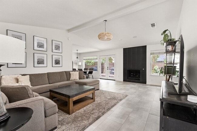 8000 Treehouse Ln in Austin, TX - Building Photo - Building Photo