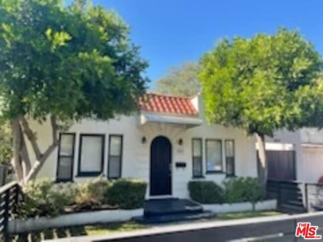 property at 3869 Hollypark Pl