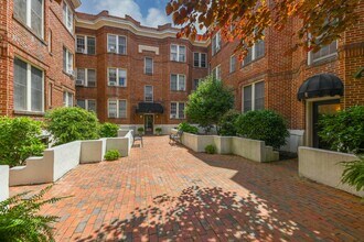828 N Elm St in Greensboro, NC - Building Photo - Building Photo
