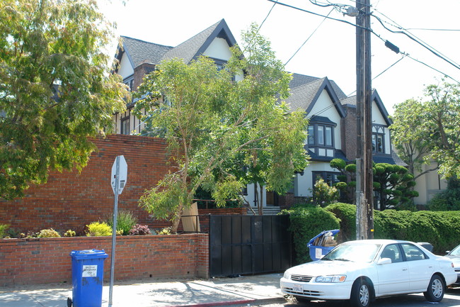 2325 Piedmont Ave in Berkeley, CA - Foto de edificio - Building Photo