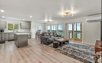 572 Columbia St in Cathlamet, WA - Building Photo - Building Photo