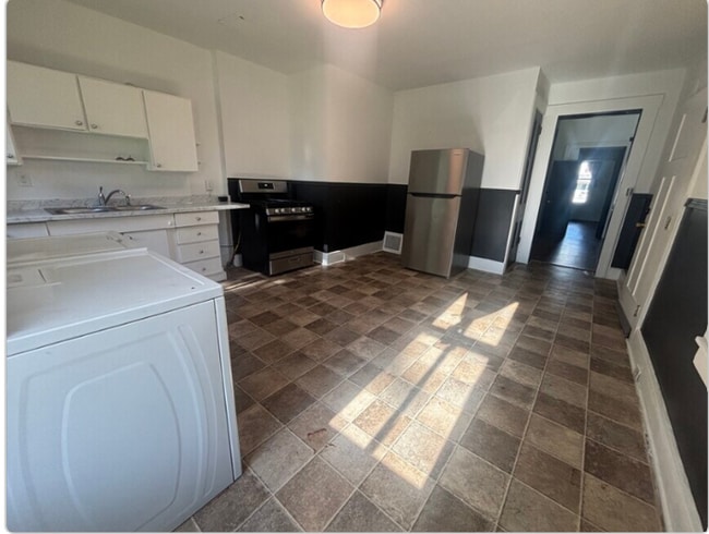 525 S Central Ave, Unit Apt 2 in Burlington, IA - Building Photo - Building Photo