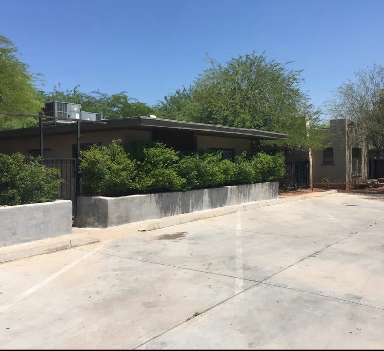 FQ Story Apartments in Phoenix, AZ - Building Photo