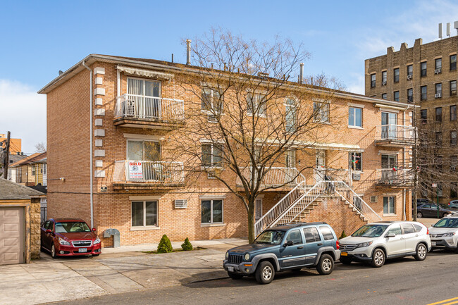 6717 21st Ave in Brooklyn, NY - Foto de edificio - Building Photo