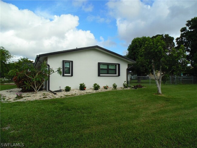 927 SE 30th St in Cape Coral, FL - Building Photo - Building Photo