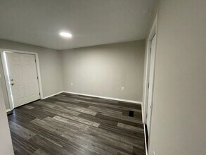 2033 Valley St-Unit -C in Dayton, OH - Foto de edificio - Building Photo