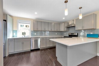 43 Wright Ave, Unit 1 in Medford, MA - Foto de edificio - Building Photo