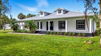 2261 Krape Rd in Naples, FL - Building Photo