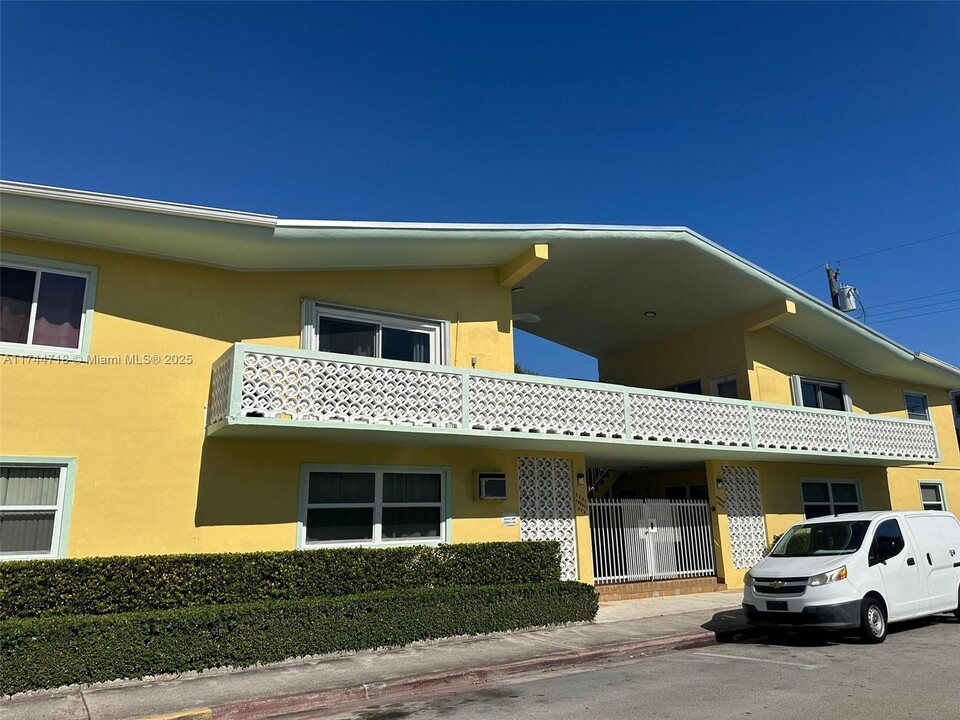 8101 Abbott Ave in Miami Beach, FL - Building Photo