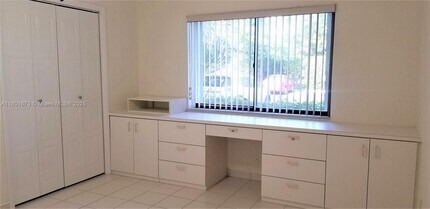413 Lakeview Dr in Weston, FL - Building Photo - Building Photo