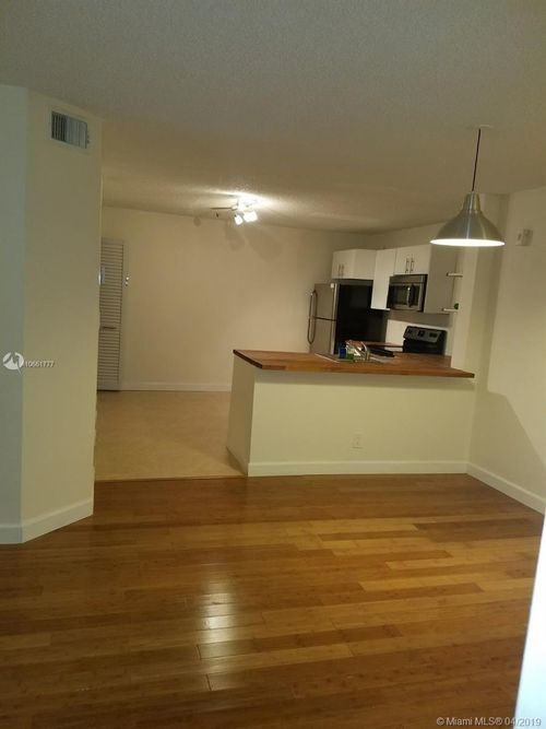 10161 W Sunrise Blvd-Unit -104 in Plantation, FL - Building Photo