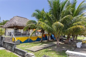 155 SE 19th Ave in Deerfield Beach, FL - Building Photo - Building Photo