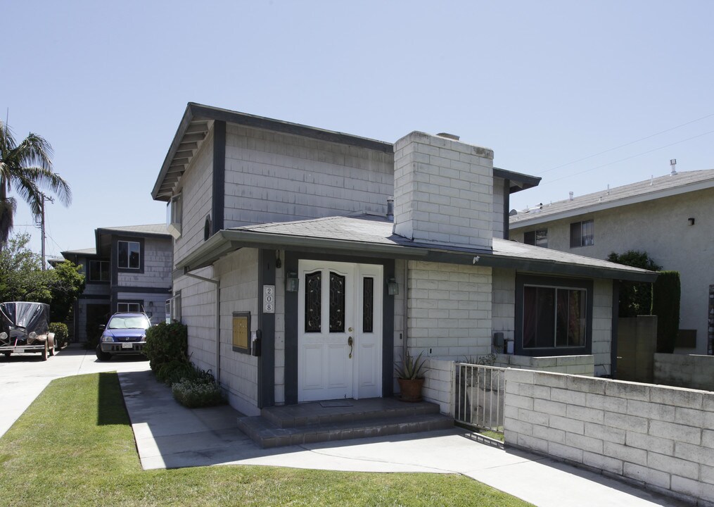 208 S West St in Anaheim, CA - Building Photo