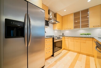 38 Front St in Nanaimo, BC - Building Photo - Building Photo