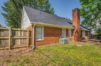 8483 Timber Creek Dr in Memphis, TN - Foto de edificio - Building Photo