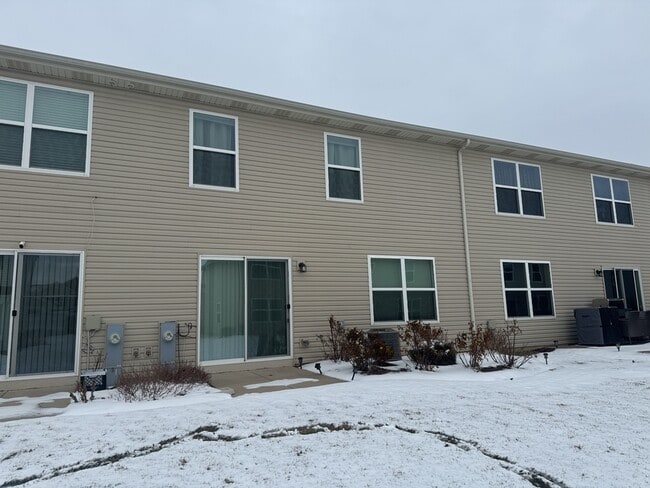 226 Wildmeadow Ln in Woodstock, IL - Building Photo - Building Photo