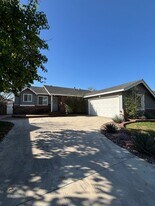 6220 Hungerford St in Lakewood, CA - Building Photo