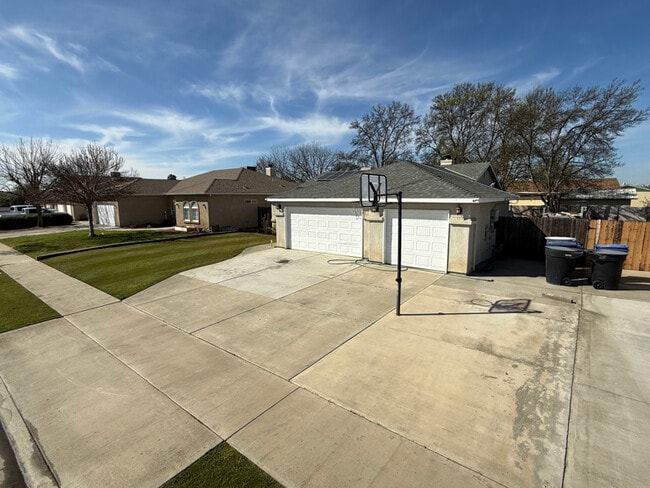 455 Westgate Pl in Lemoore, CA - Foto de edificio - Building Photo