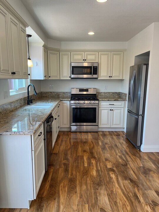 12100 Montecito Rd in Los Alamitos, CA - Building Photo