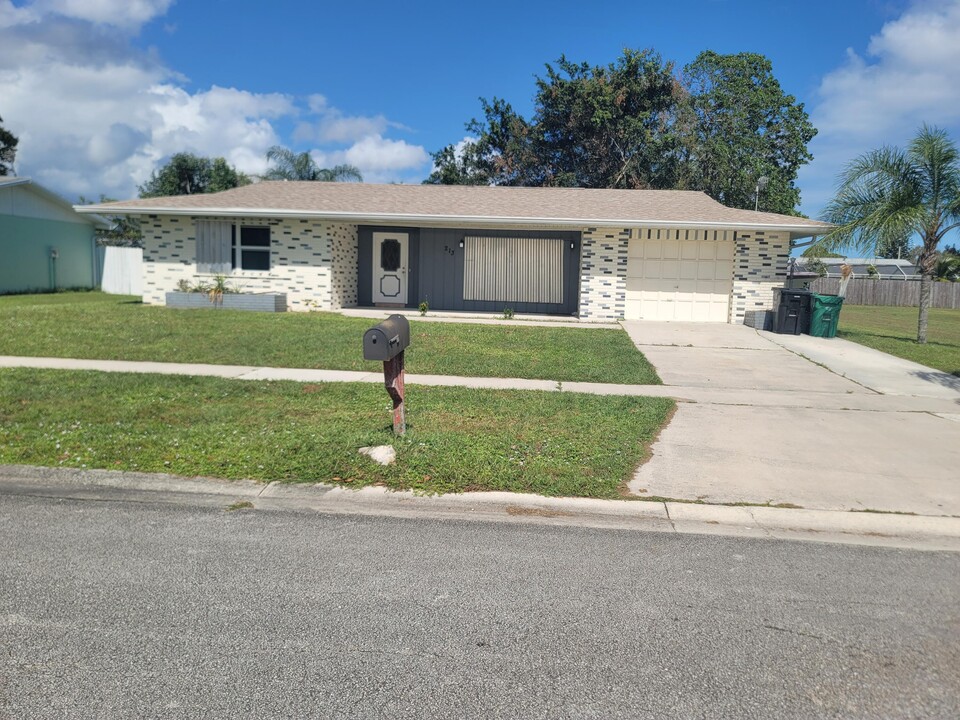 213 SW Reynolds Ave in Port St. Lucie, FL - Building Photo