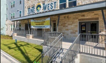 1200 W Koenig Ln in Austin, TX - Building Photo - Building Photo