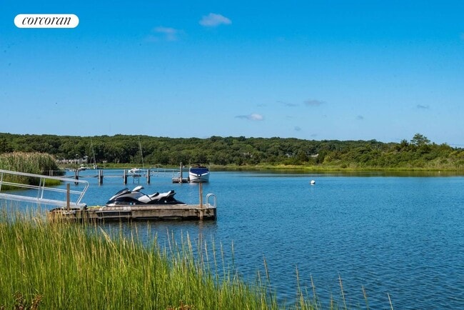 22 Whitney Rd in Sag Harbor, NY - Foto de edificio - Building Photo