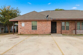 7627 Windsor Oaks in San Antonio, TX - Building Photo - Building Photo