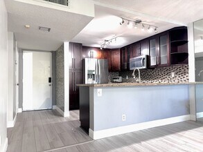 2311 S Cypress Bend Dr in Pompano Beach, FL - Building Photo - Building Photo