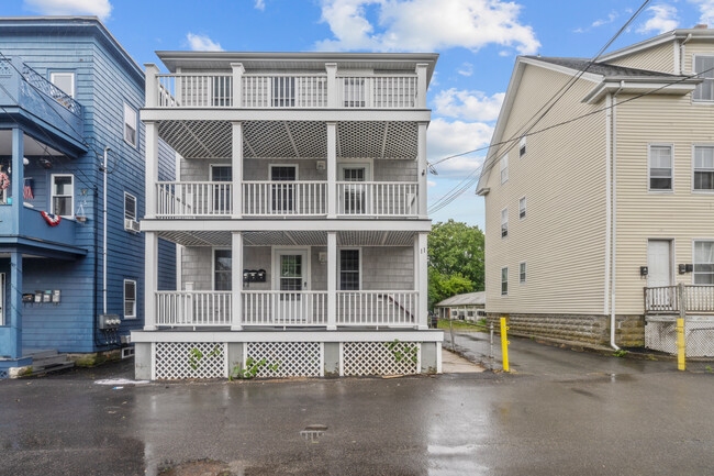 11 Siegel St, Unit 1 in Bristol, RI - Foto de edificio - Building Photo