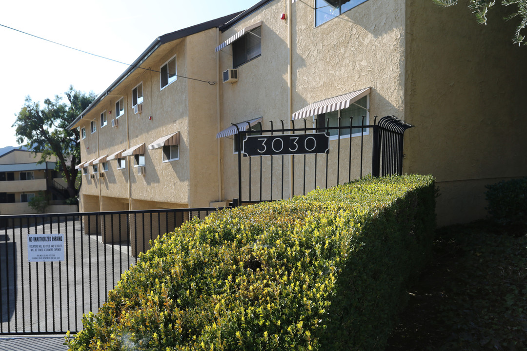 Montrose Villa Apartments in La Crescenta, CA - Foto de edificio